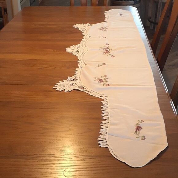 Victorian Embroidery needle point rose mantle cloth with heritage lace edge - Picture 7 of 12